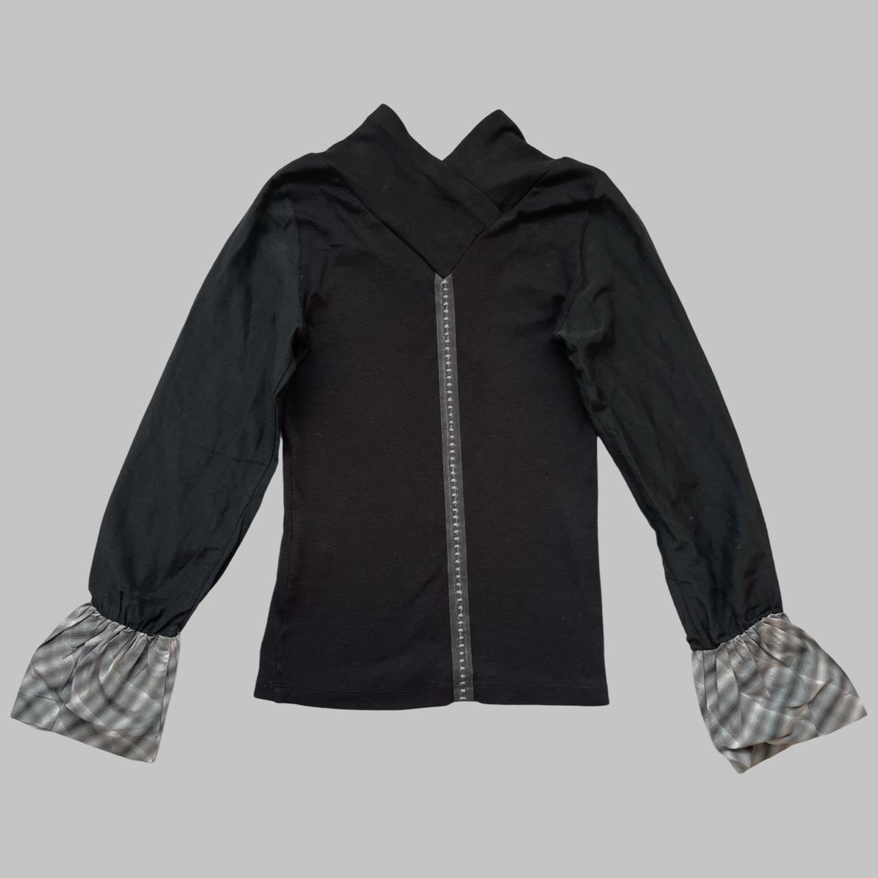 Cop copine top with puffy sleeves.