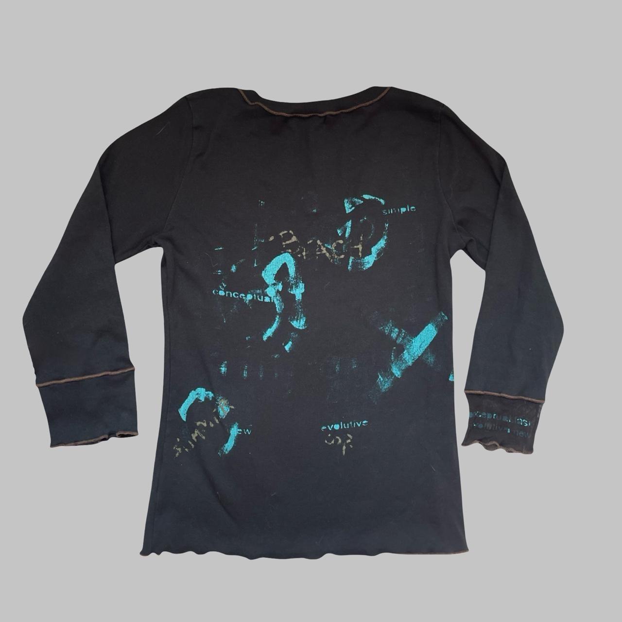 Cop copine black top with abstract graphic.