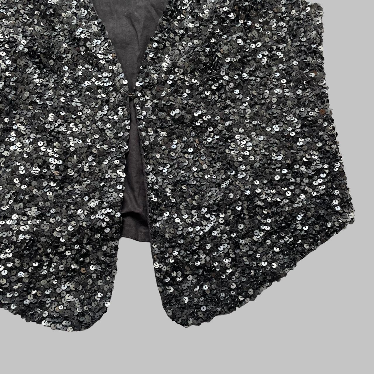 Sleeveless cotton black vest with sequins.