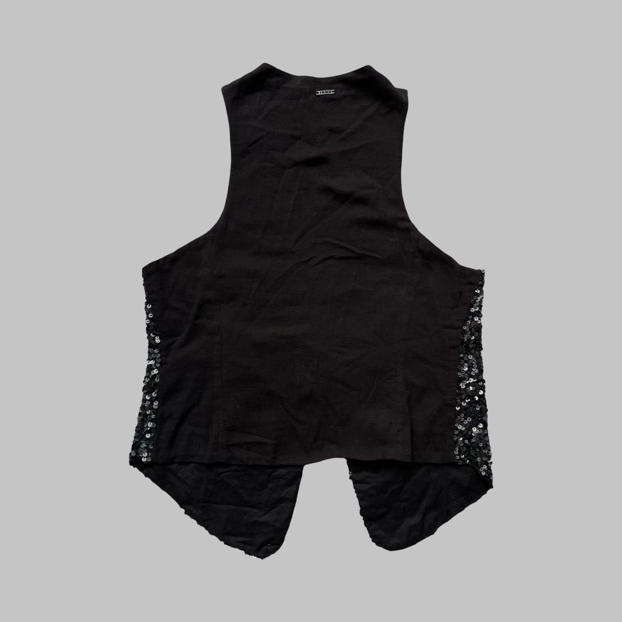 Sleeveless cotton black vest with sequins.