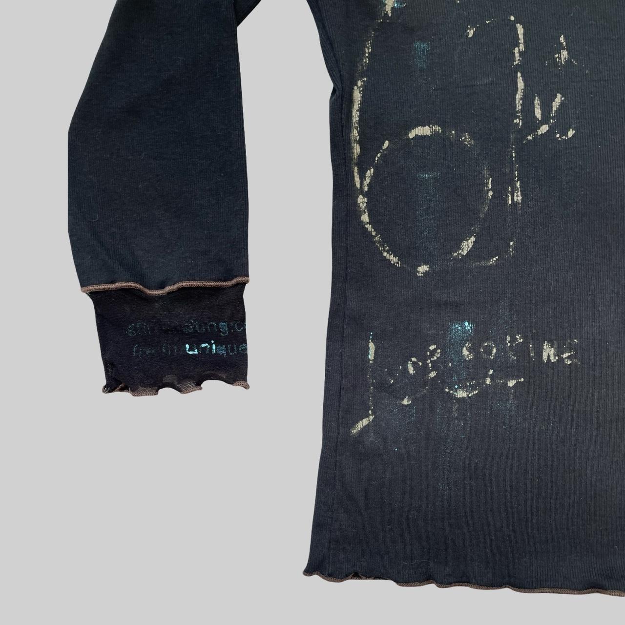 Cop copine black top with abstract graphic.