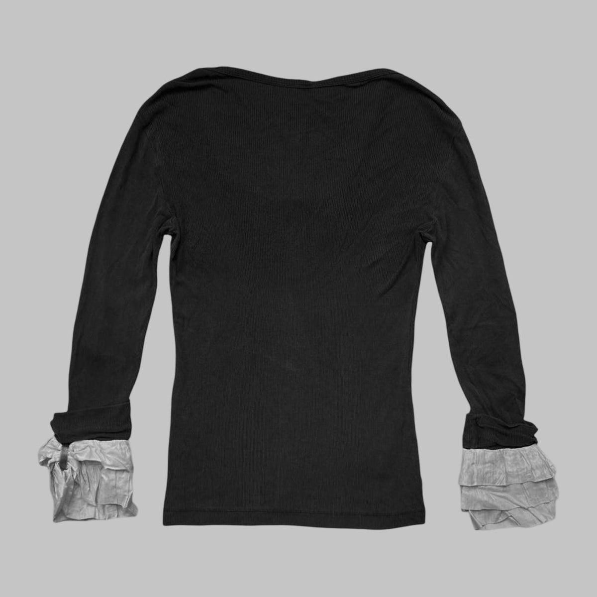 Cop Copine grey long sleeve top with ruffled cuffs. Photo 3