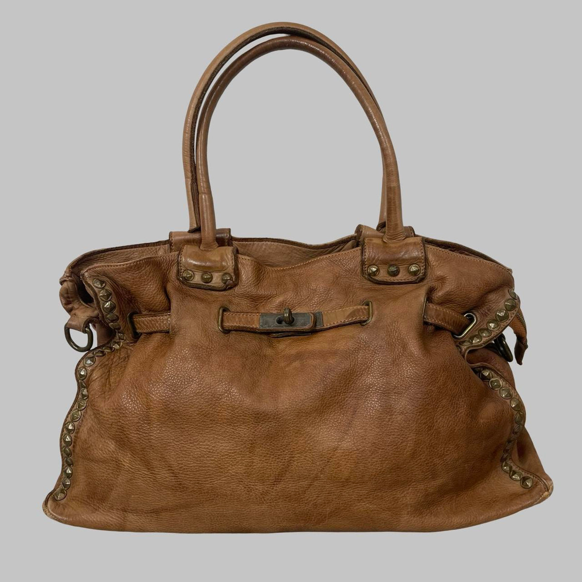 Large camel brown leather studded firkin bag. — photo 2