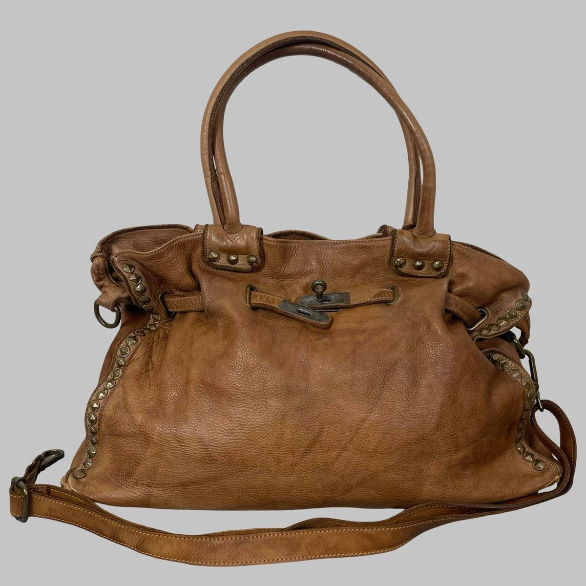 Large camel brown leather studded firkin bag. — photo 3