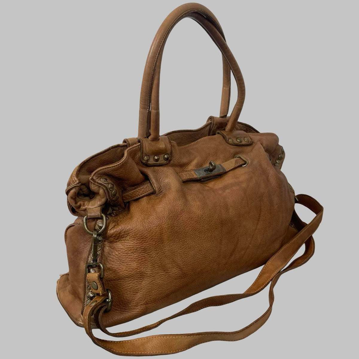 Large camel brown leather studded firkin bag. — photo 4