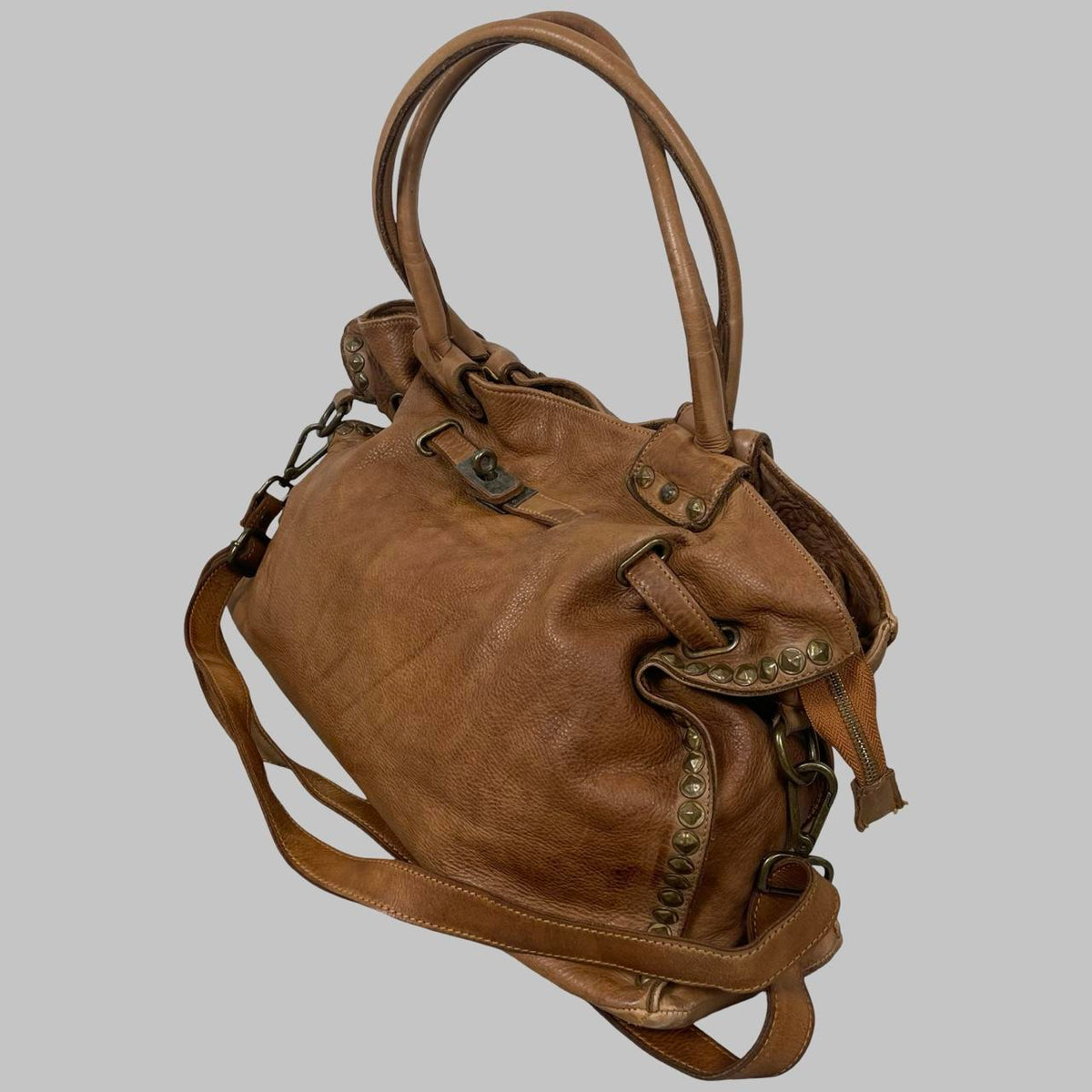 Large camel brown leather studded firkin bag. — photo 5
