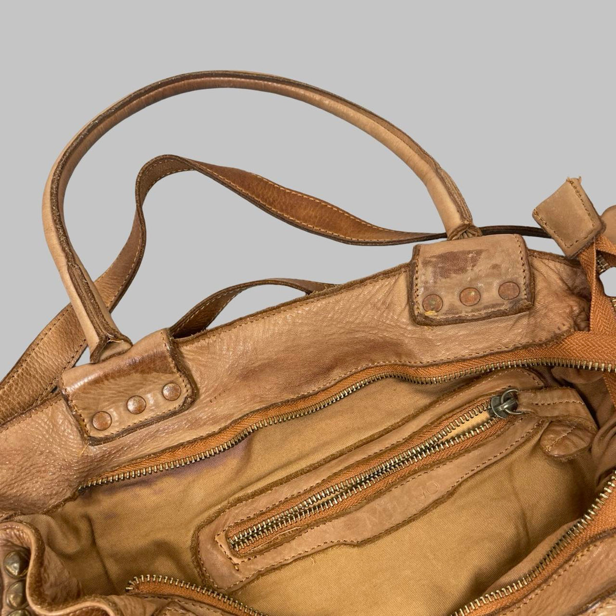 Large camel brown leather studded firkin bag. — photo 6