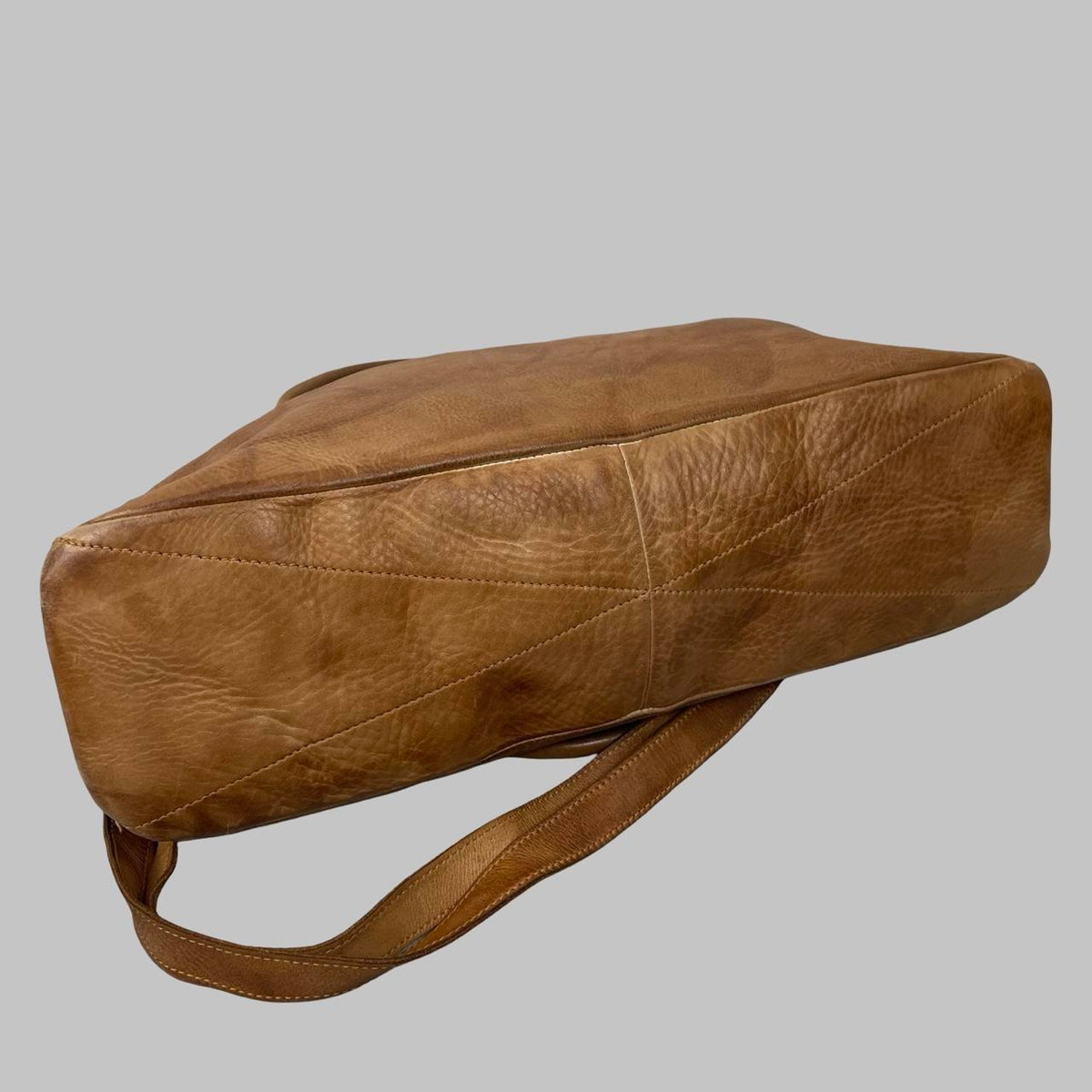 Large camel brown leather studded firkin bag. — photo 7