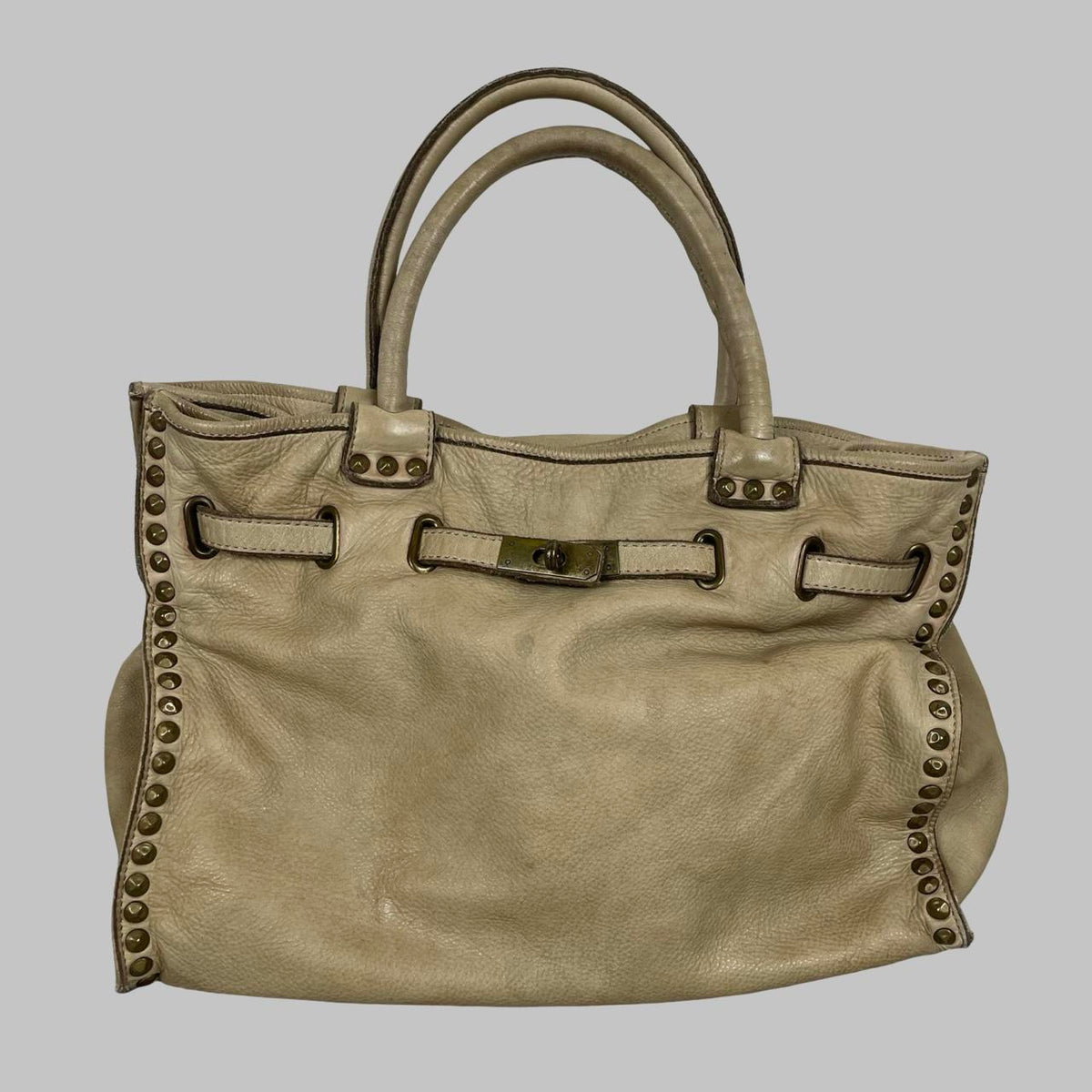 Large light grey leather studded firkin bag. — photo 1