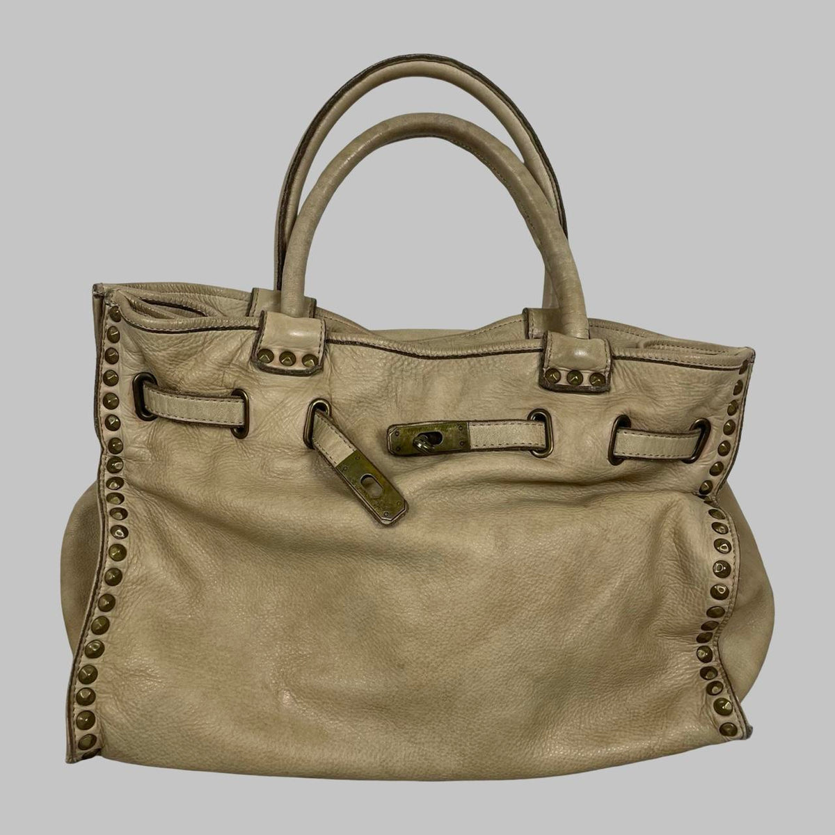 Large light grey leather studded firkin bag. — photo 2