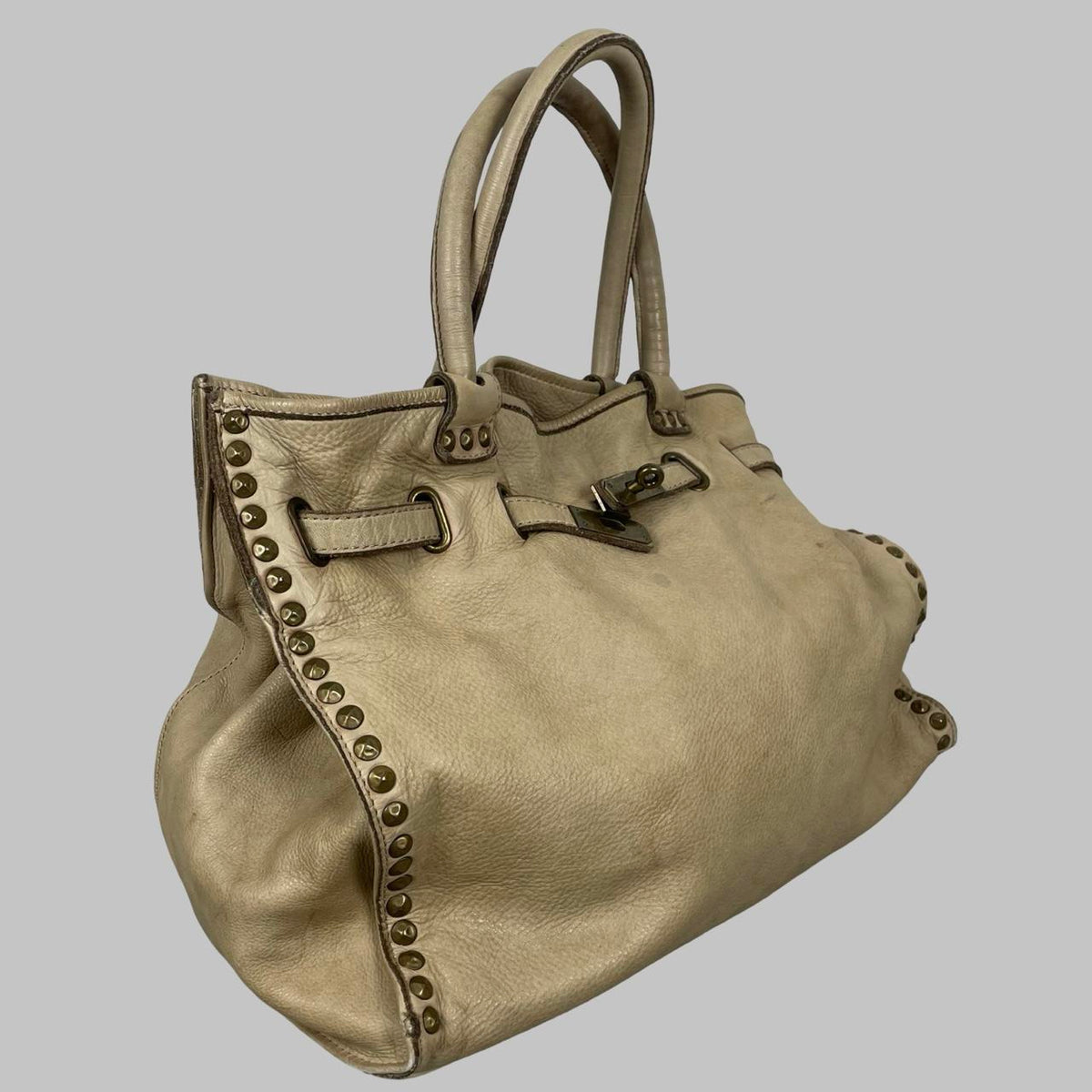 Large light grey leather studded firkin bag. — photo 3