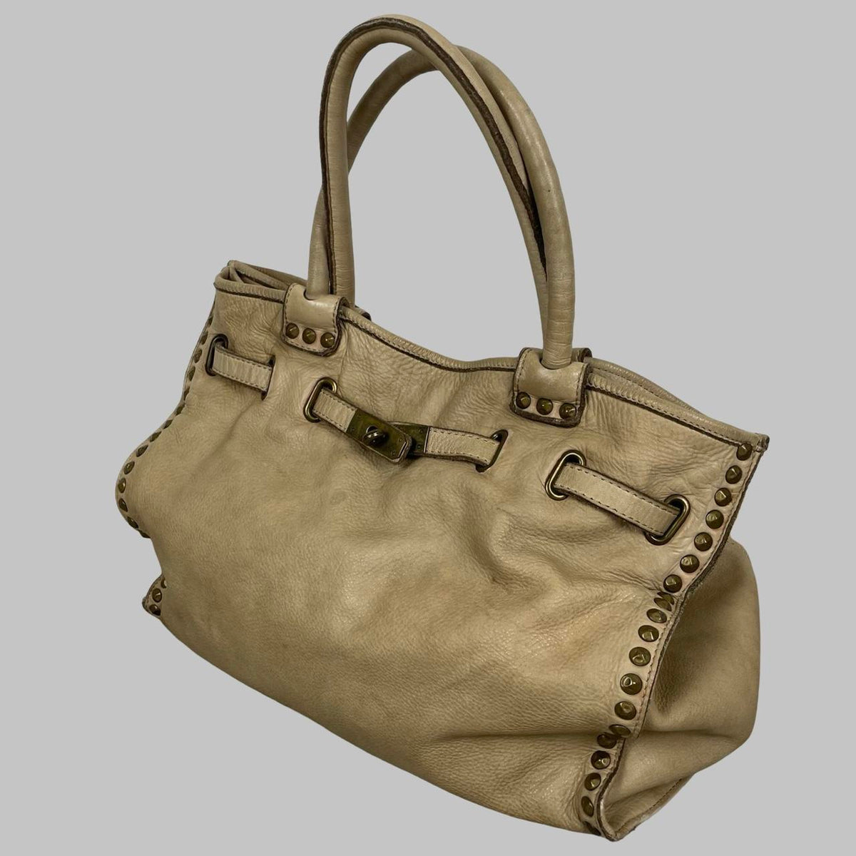 Large light grey leather studded firkin bag. — photo 4