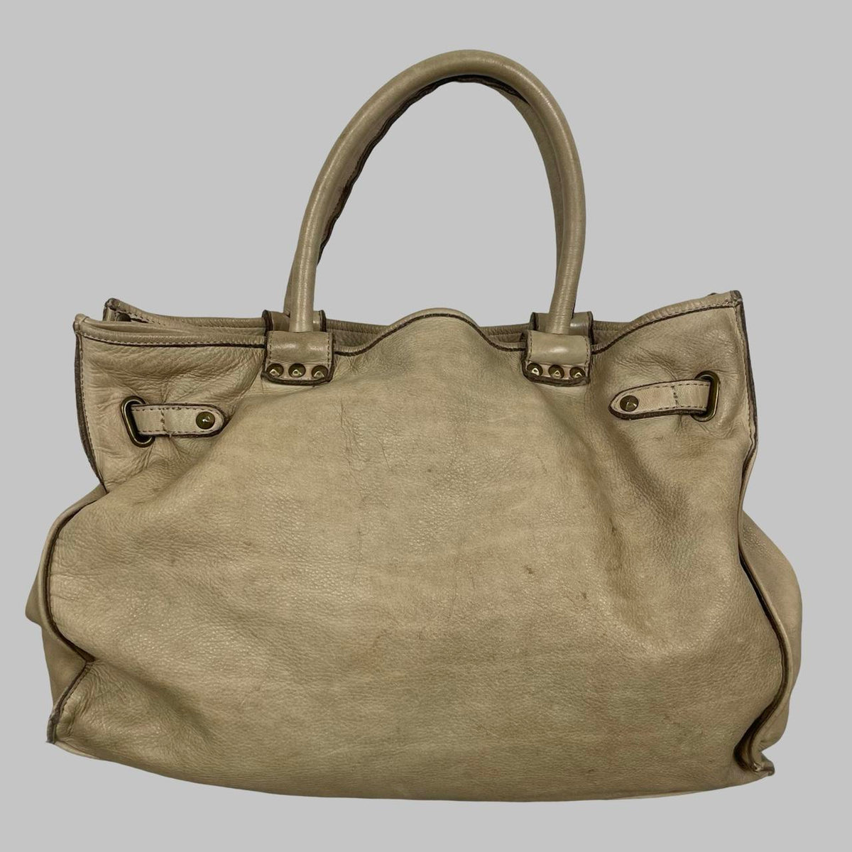 Large light grey leather studded firkin bag. — photo 5
