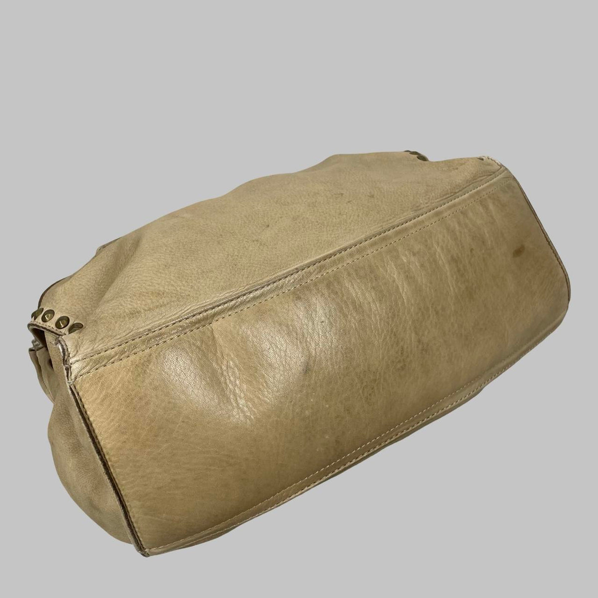 Large light grey leather studded firkin bag. — photo 6