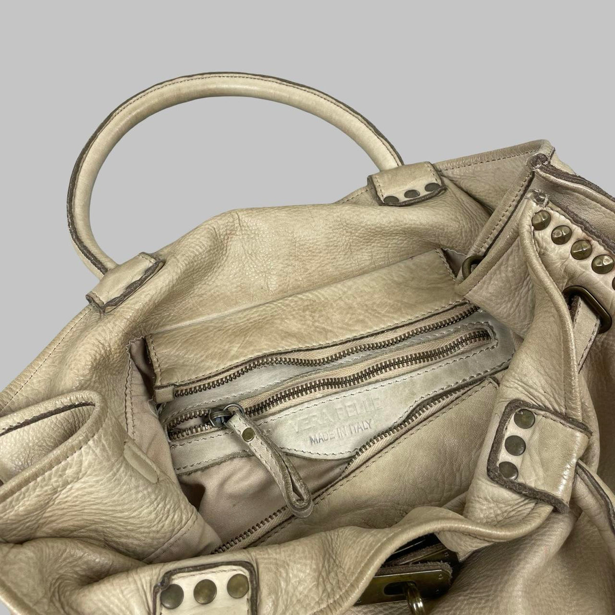Large light grey leather studded firkin bag. — photo 7
