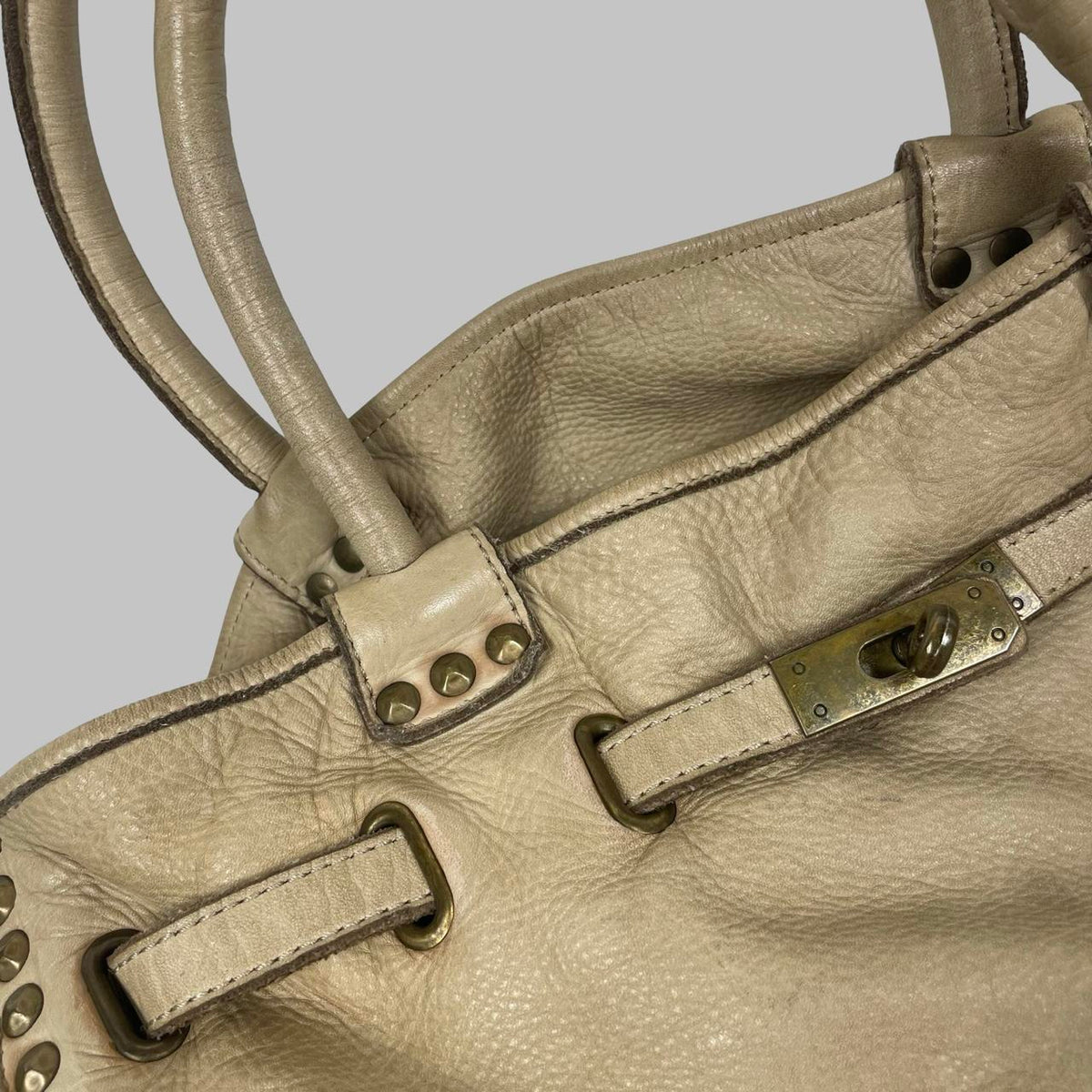 Large light grey leather studded firkin bag. — photo 8