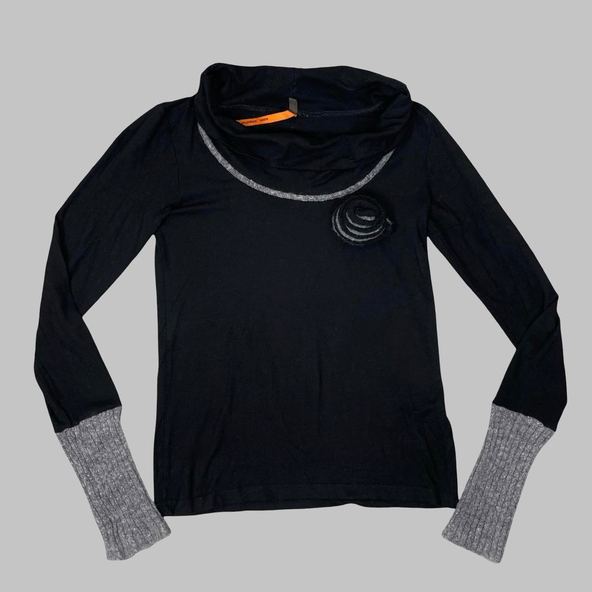 Cop Copine black and grey cowl neck top with brooch. — photo 1