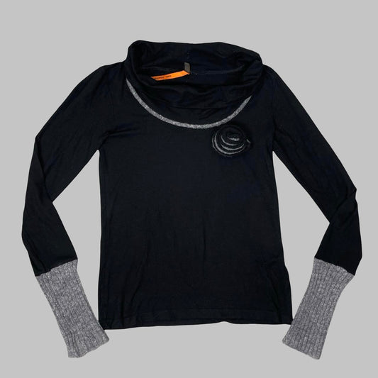 Cop Copine black and grey cowl neck top with brooch. — photo 1