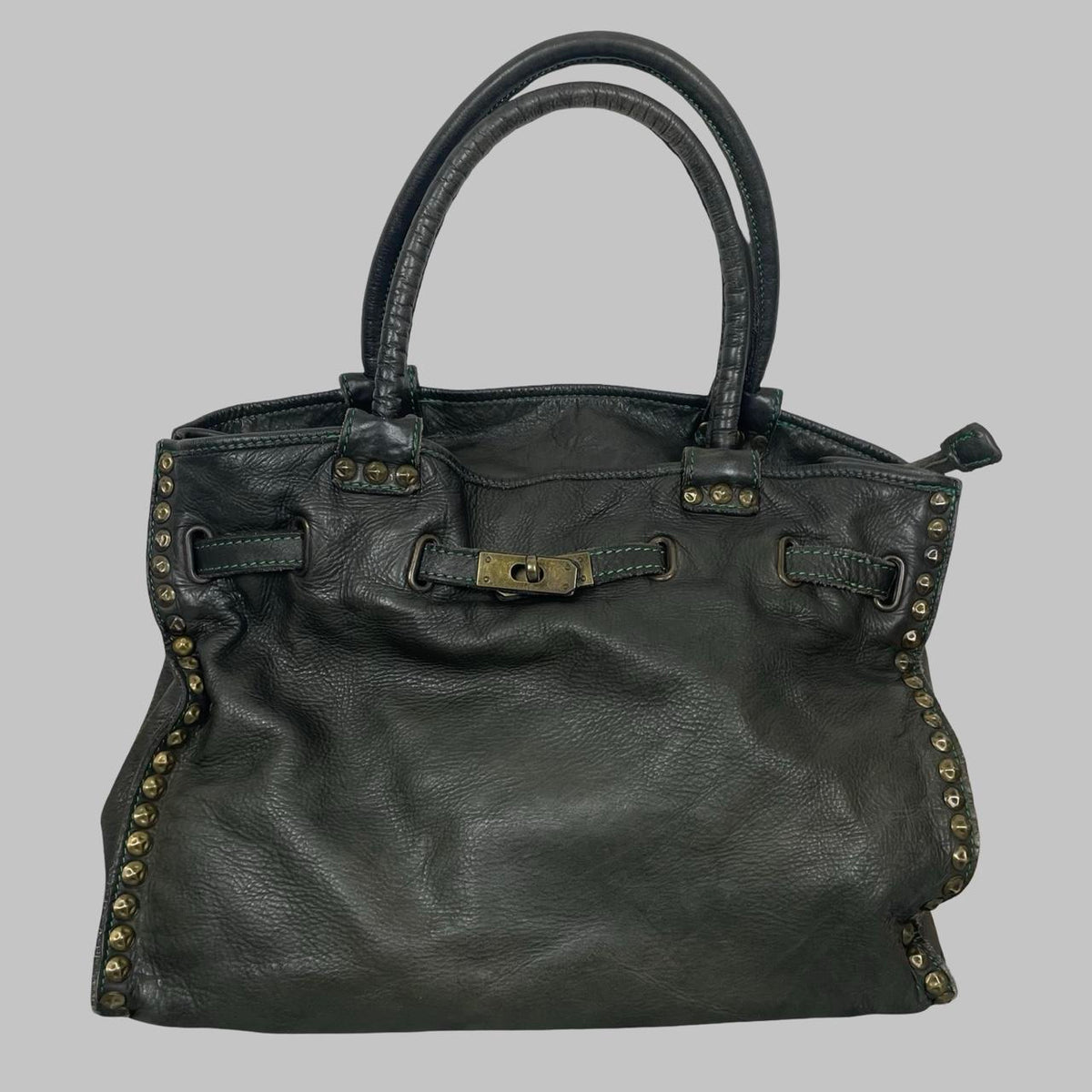 Large dark khaki leather studded firkin bag. — photo 1