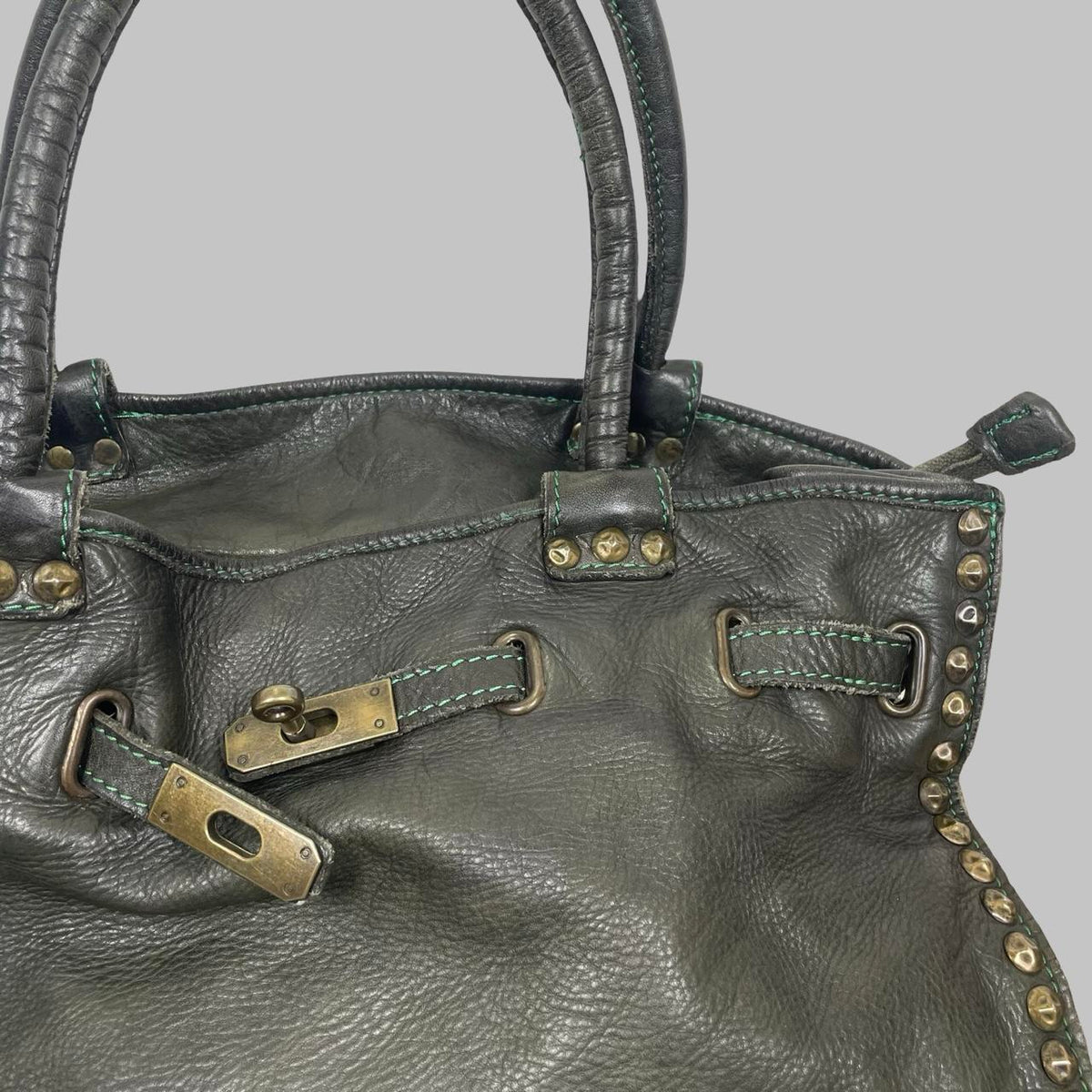 Large dark khaki leather studded firkin bag. — photo 3