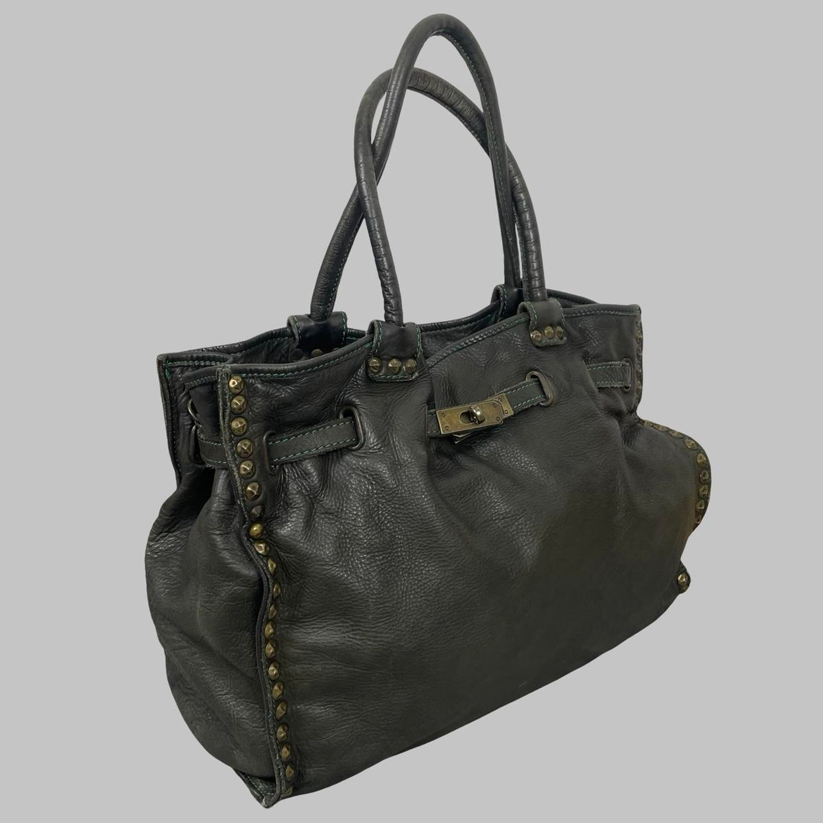 Large dark khaki leather studded firkin bag. — photo 5