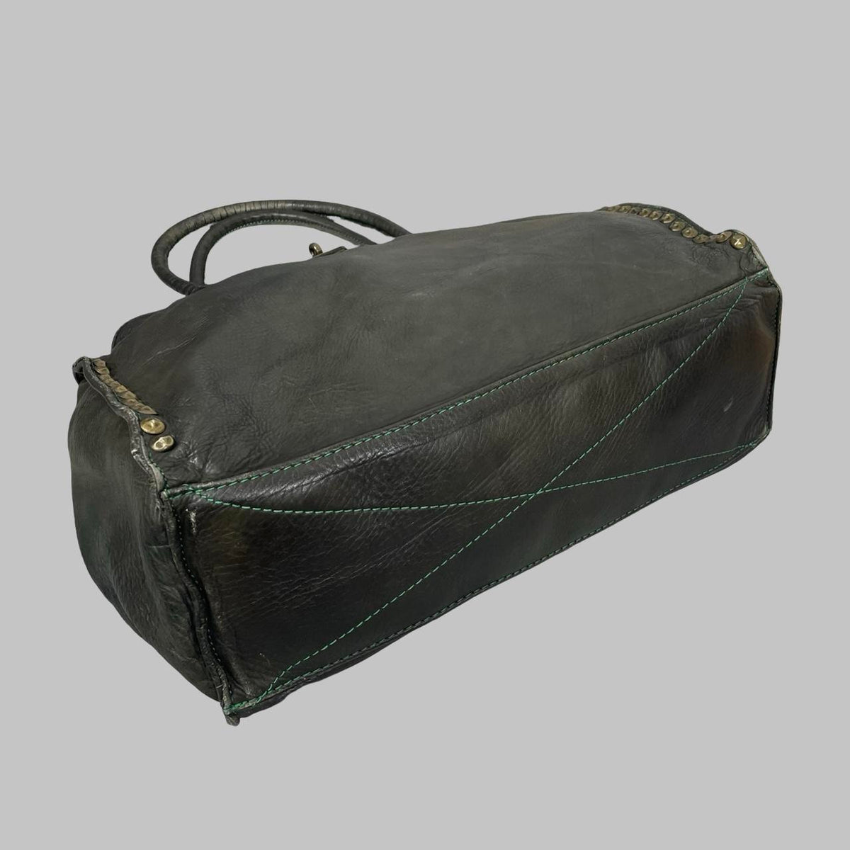 Large dark khaki leather studded firkin bag. — photo 7
