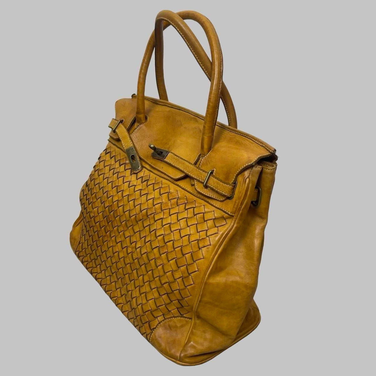 Large yellow mustard woven leather firkin bag. — photo 3
