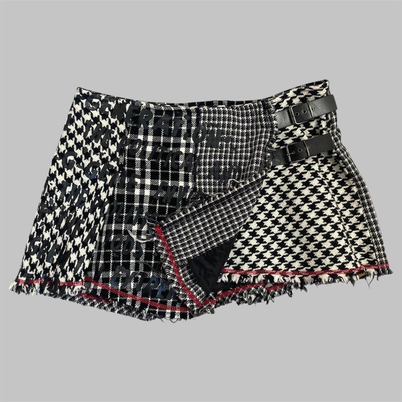 Dogtooth / plaid mini skirt.